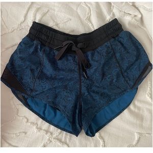 Lululemon hotty hot shorts 2.5”